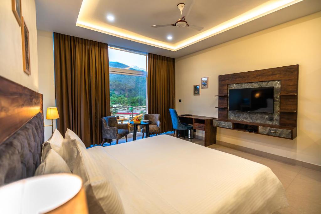 TV a/nebo společenská místnost v ubytování Aotel by Clarks Inn Palampur