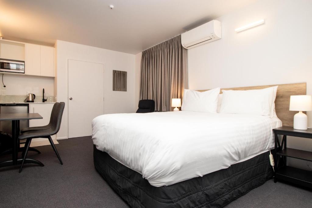 Postel nebo postele na pokoji v ubytování The Haven Newmarket Suites