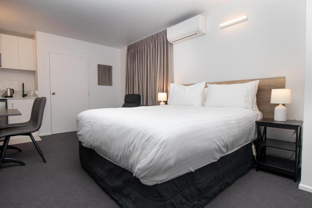 Postel nebo postele na pokoji v ubytování The Haven Newmarket Suites
