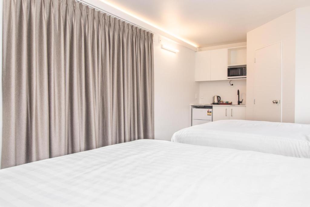 Postel nebo postele na pokoji v ubytování The Haven Newmarket Suites