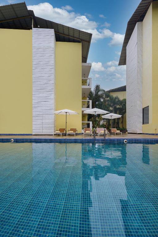 Bazén v ubytování Sea Breeze Sarovar Portico Varca Goa nebo v jeho okolí
