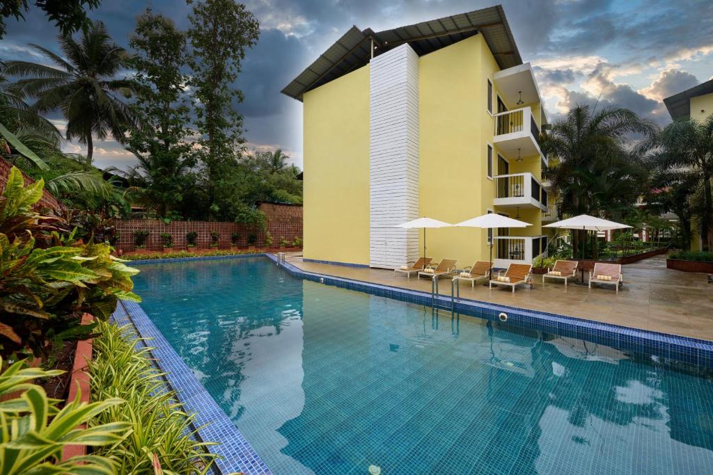 Bazén v ubytování Sea Breeze Sarovar Portico Varca Goa nebo v jeho okolí