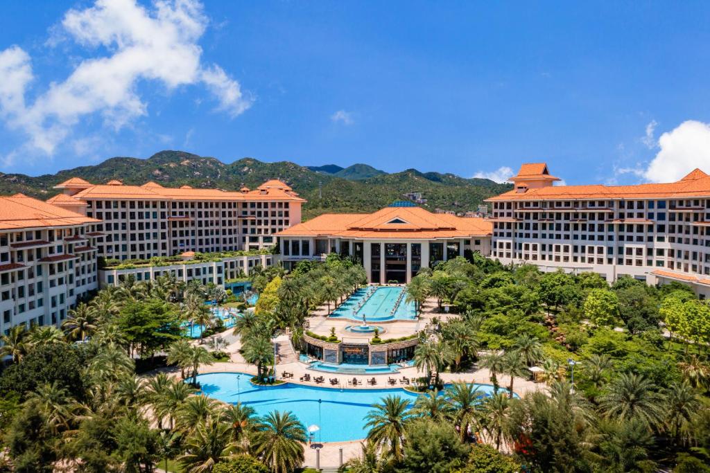 Bazén v ubytování Huidong Regal Palace Resort nebo v jeho okolí