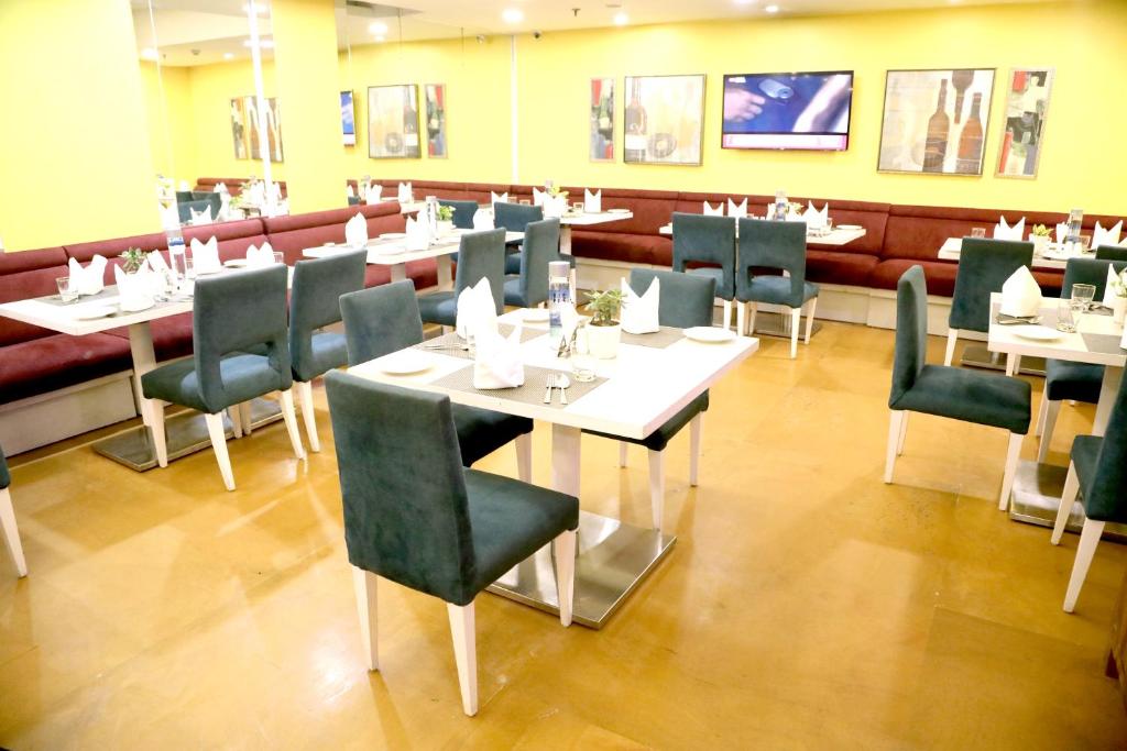 Restaurace v ubytování Sarovar Portico Naraina, Hotel