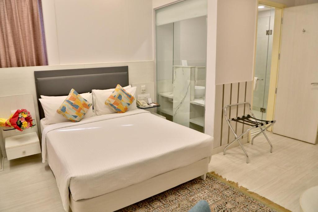 Postel nebo postele na pokoji v ubytování Sarovar Portico Naraina, Hotel