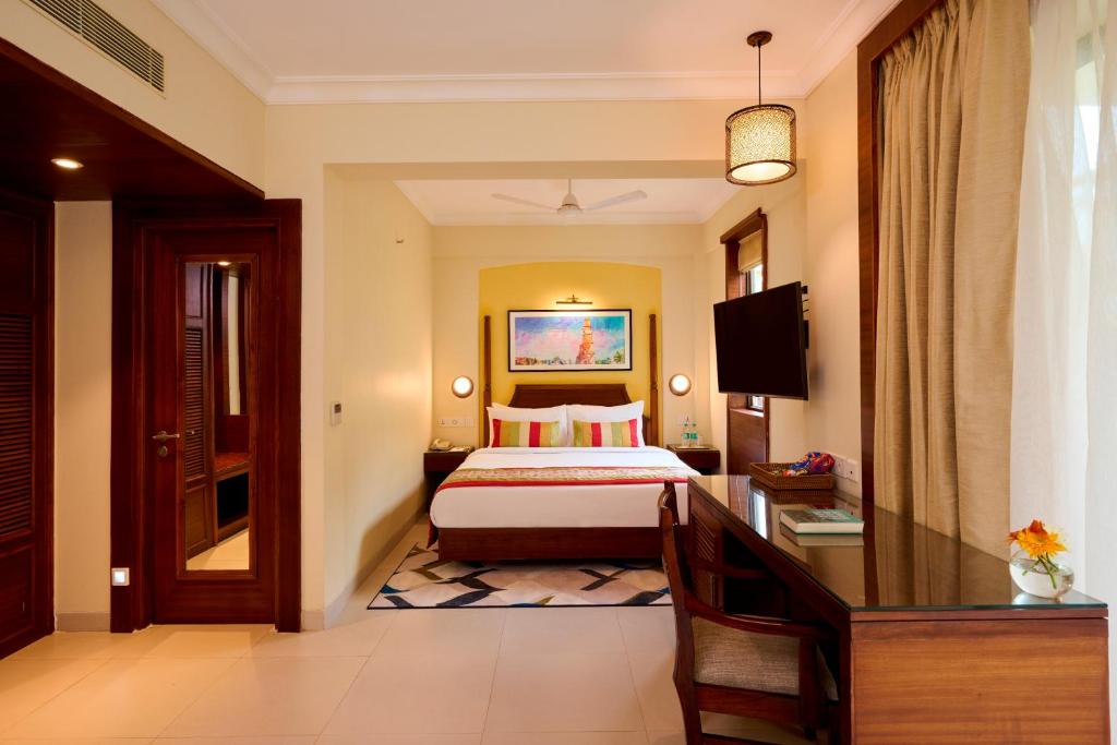 Postel nebo postele na pokoji v ubytování Sea Breeze Sarovar Portico Varca Goa