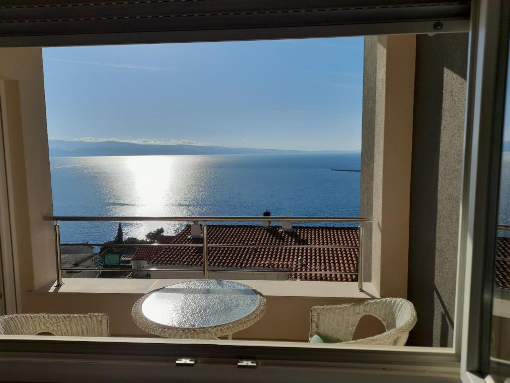 een groot raam met uitzicht op de oceaan bij Apartment Dunja in Omiš
