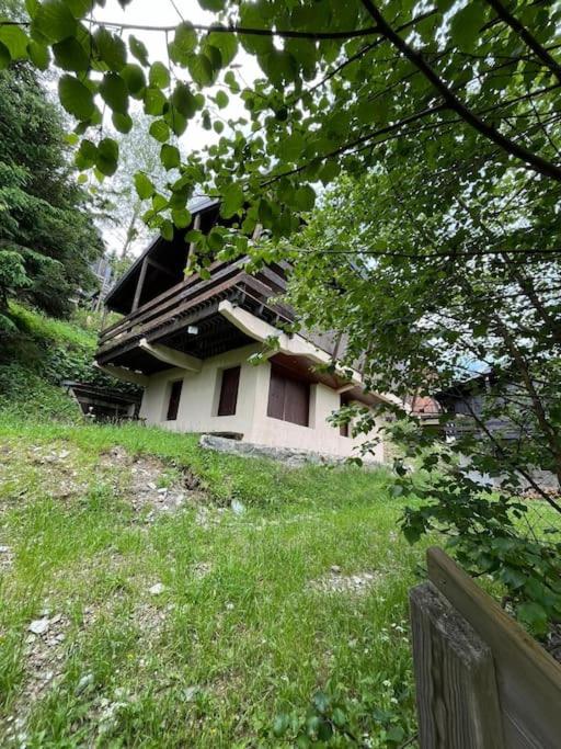 un bâtiment au milieu d'un champ herbeux dans l'établissement Bel appart dans chalet Pla Adet, à Saint-Lary-Soulan