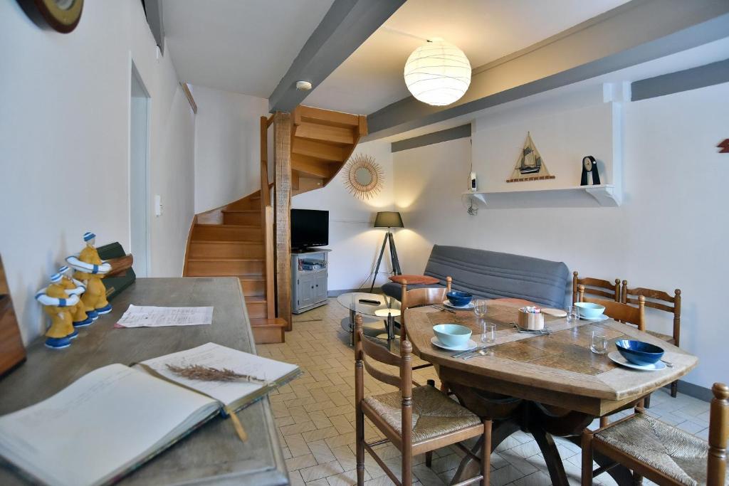 un salon avec une table et un canapé dans l'établissement Gîte ker mamie - Maison 1km plage, Saint-Lunaire, à Saint-Lunaire