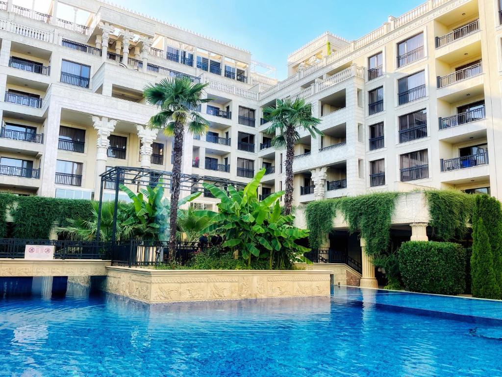 una piscina di fronte a un grande edificio di Delux Apartment Argisht Golden Sands a Golden Sands