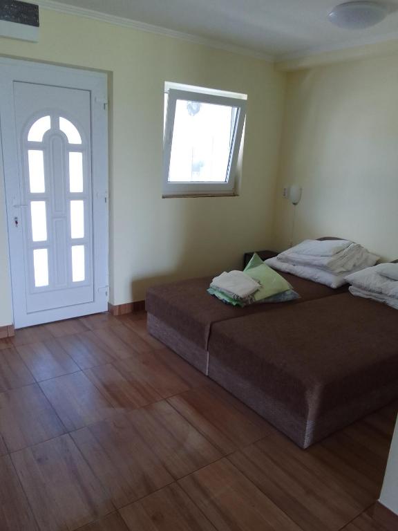 Posteľ alebo postele v izbe v ubytovaní Vízparti apartmanok