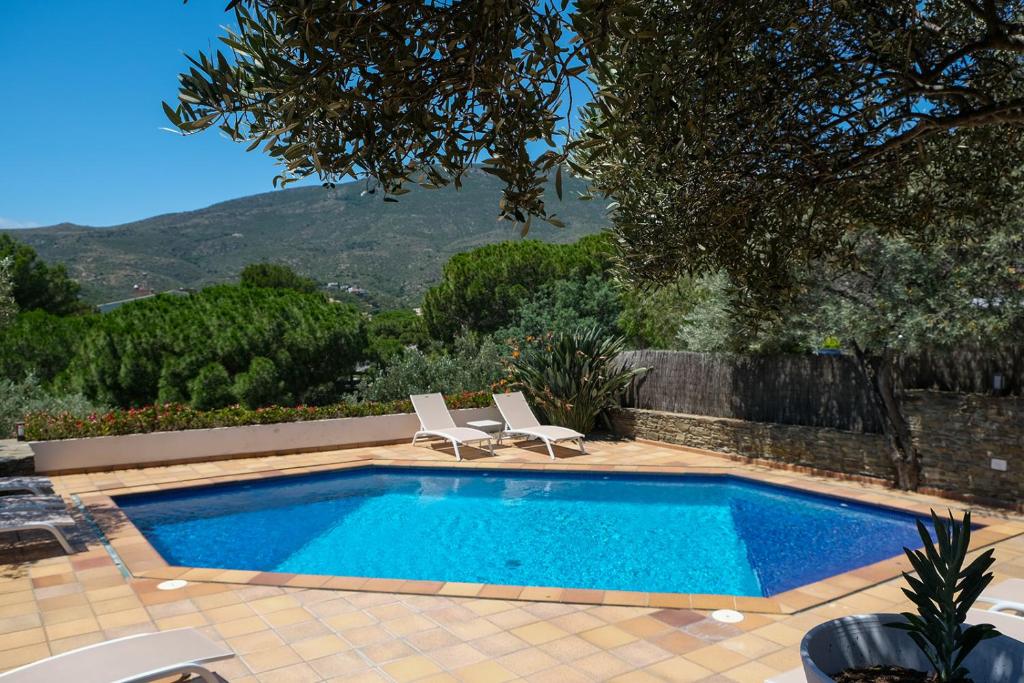 Bazén v ubytovaní Hotel Blaumar Cadaqués by Fimedhotels alebo v jeho blízkosti