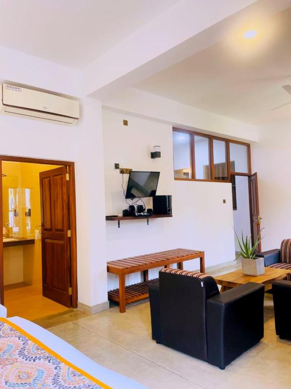 TV a/nebo společenská místnost v ubytování Ceylon Ayu Resort Kandy
