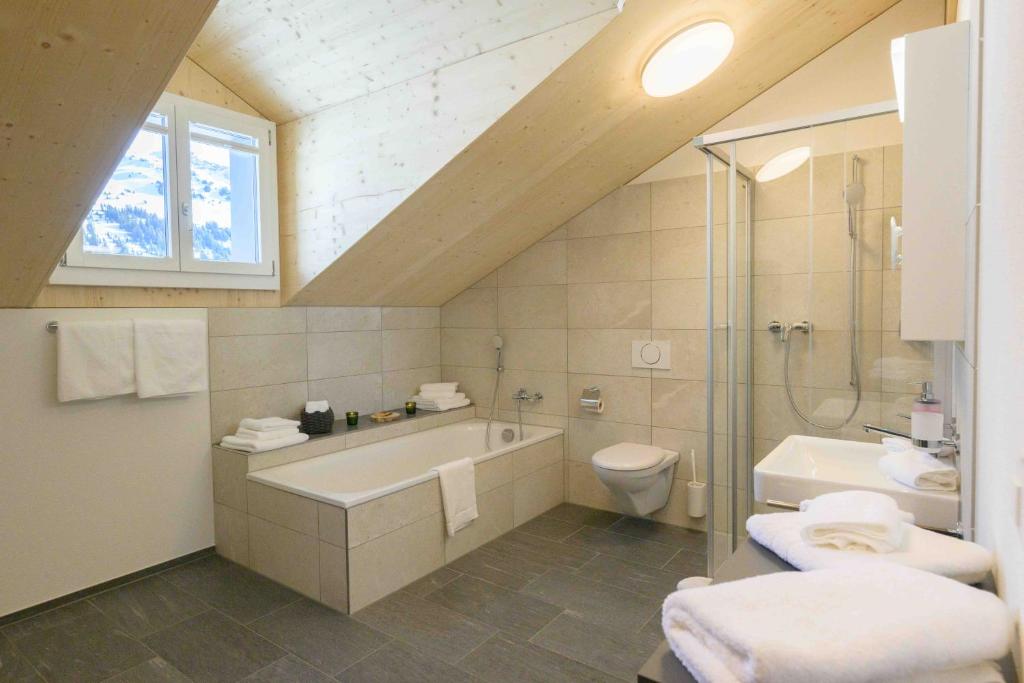Vannituba majutusasutuses Alphotel Biel-Kinzig - Access by Cable Car only!