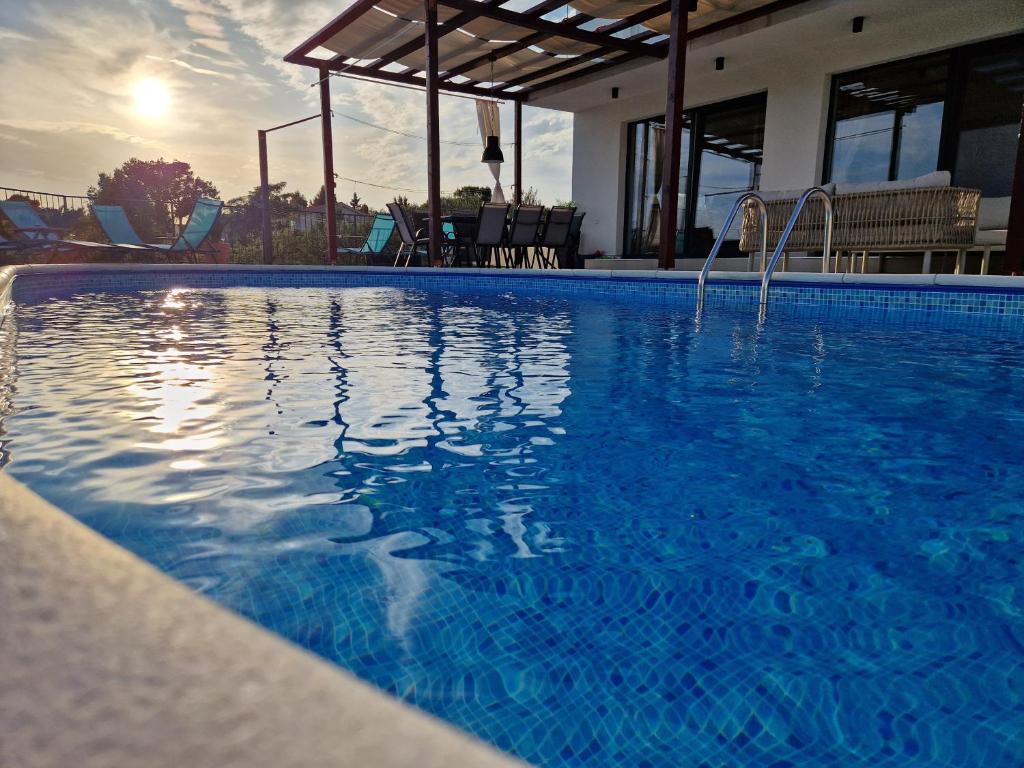 Bazén v ubytovaní Villa LucaToni - heated pool alebo v jeho blízkosti
