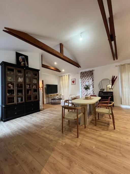 un grand salon avec une table et des chaises dans l'établissement La maison rose du centre-ville !, à Muzillac