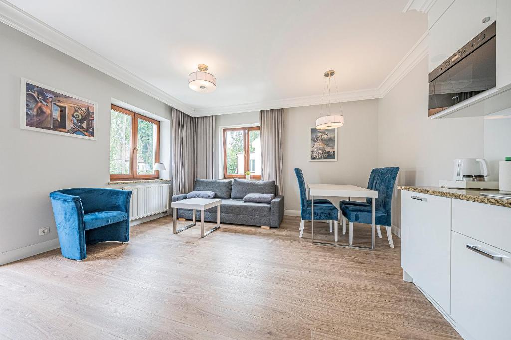 una cucina e un soggiorno con un divano e un tavolo di Apartamenty Martini a Sopot