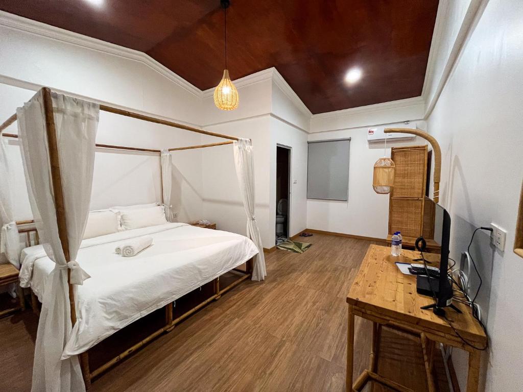 Ένα ή περισσότερα κρεβάτια σε δωμάτιο στο Titiwangsa Cabin Retreats by uBook