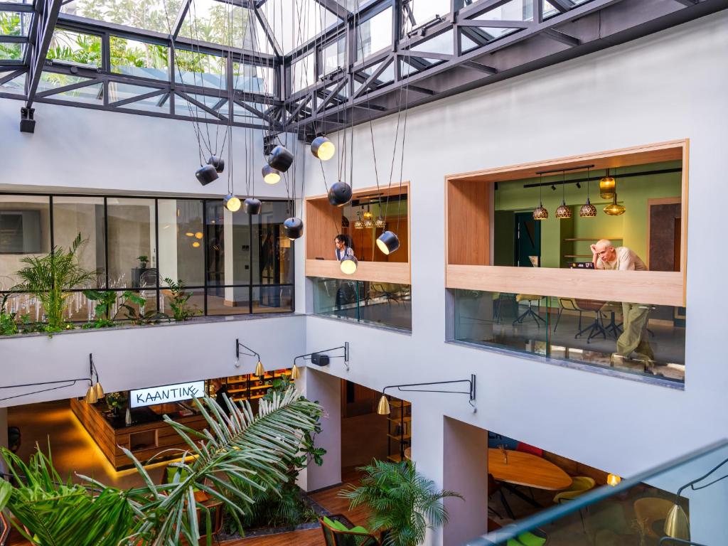 une image d'un bâtiment avec des plafonds en verre et des plantes dans l'établissement Kaan Casablanca, à Casablanca