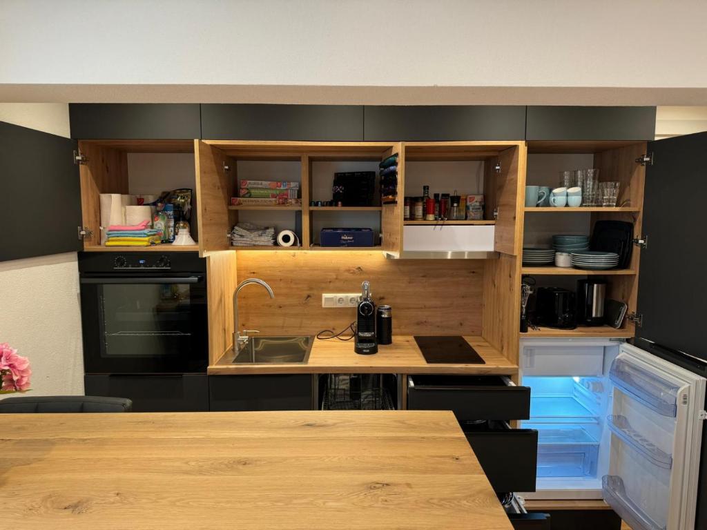 Kuchyň nebo kuchyňský kout v ubytování 1,5-Zimmer, Top ausgestattet, 4 Pers, Souterrain, Self Check-in, Parkplatz, Netflix & Amazon Prime