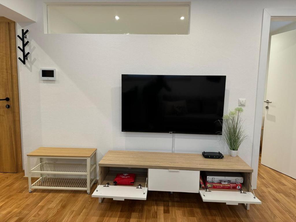 TV a/nebo společenská místnost v ubytování 1,5-Zimmer, Top ausgestattet, 4 Pers, Souterrain, Self Check-in, Parkplatz, Netflix & Amazon Prime