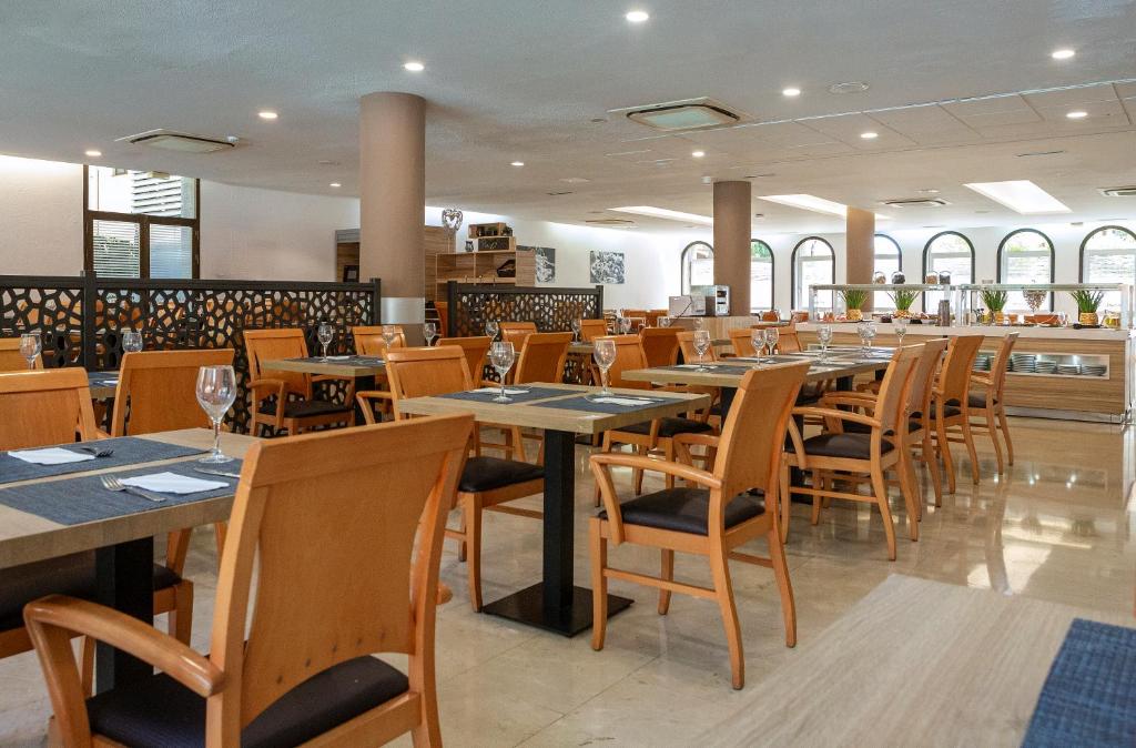 Restaurace v ubytování Medplaya Hotel Monterrey