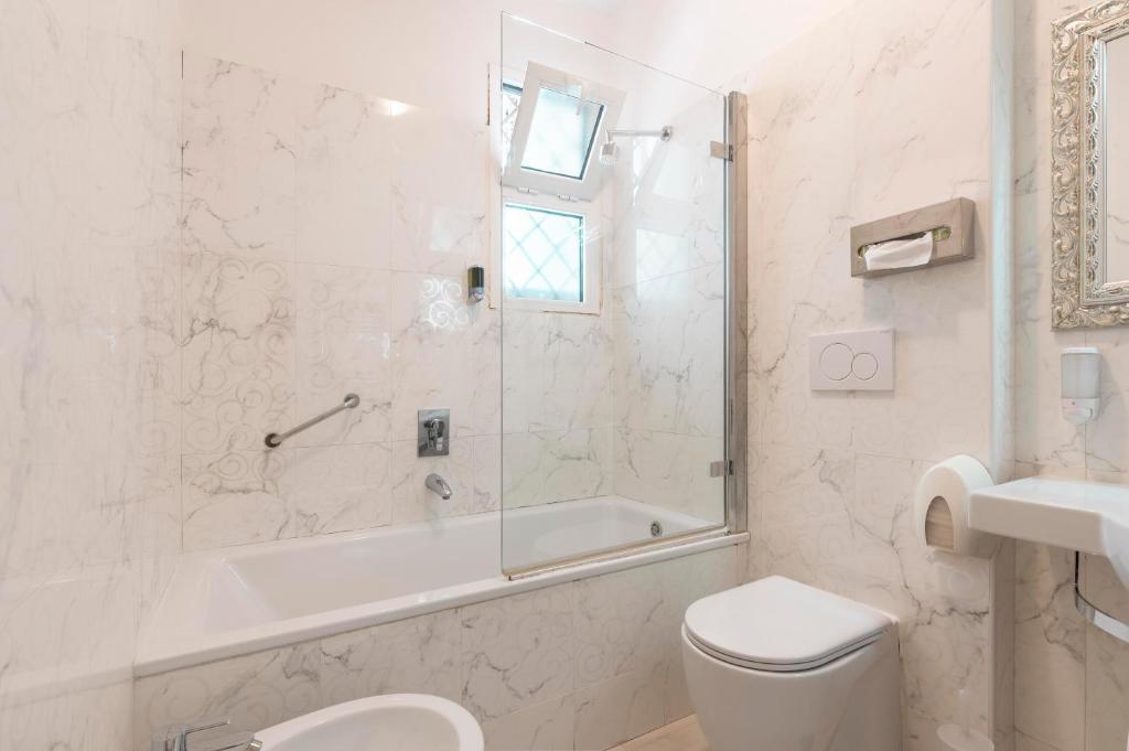 Um banheiro em Hotel Virgilio