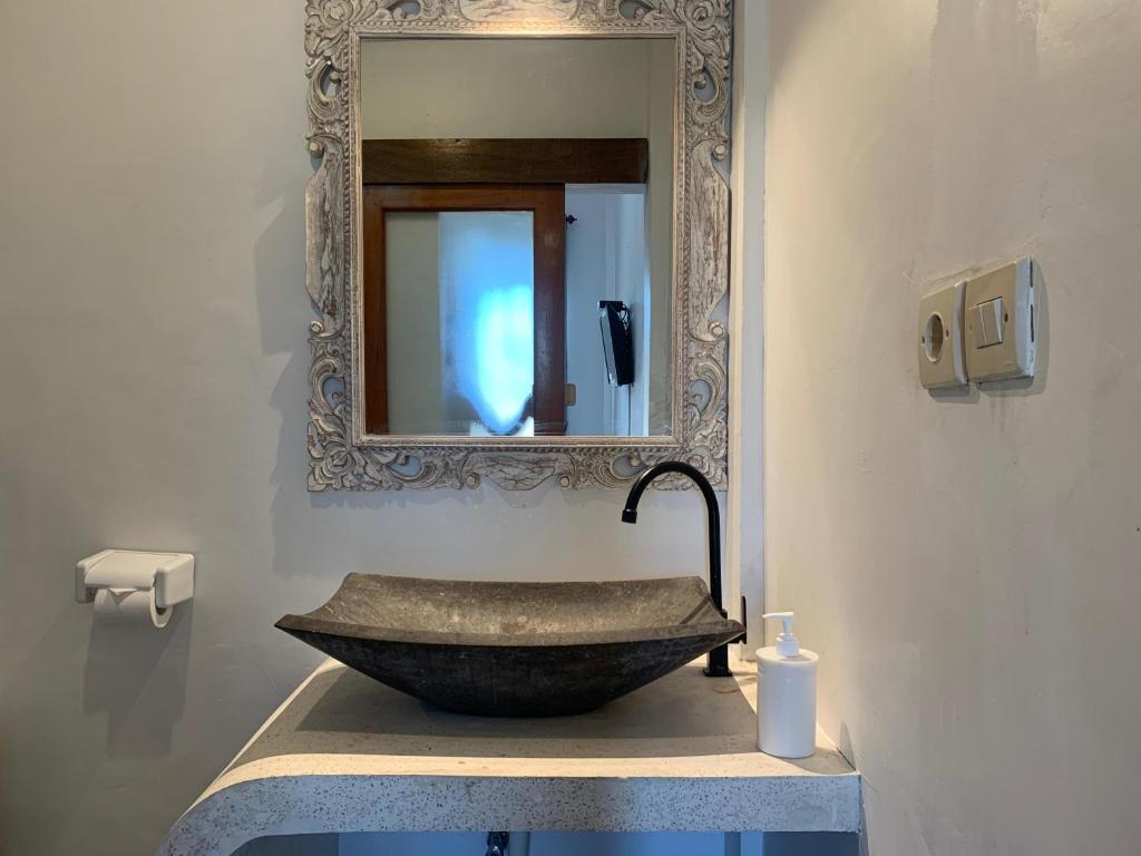 y baño con lavabo y espejo. en Bale sunrise, en Gili Trawangan