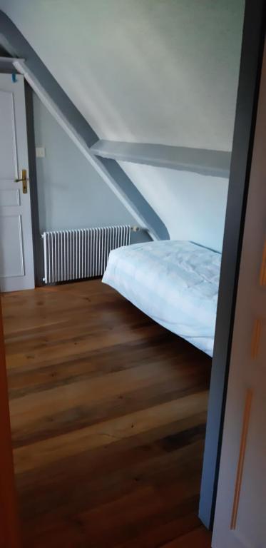 Postel nebo postele na pokoji v ubytování les ormeaux
