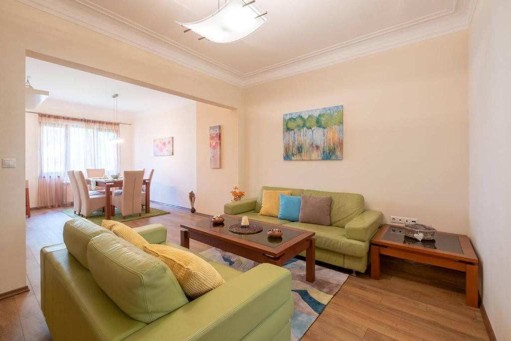 Top Pick! Central Spacious 2 Bedroom Apartment