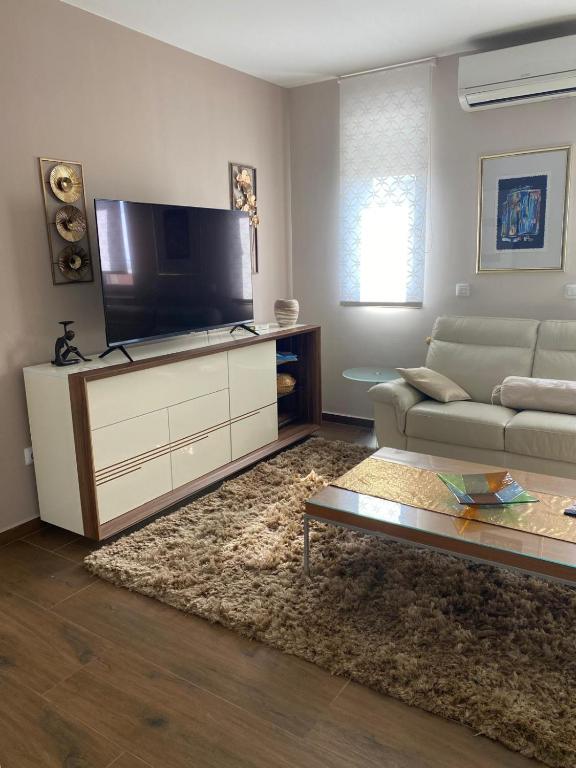 Televízia a/alebo spoločenská miestnosť v ubytovaní Apartments Luana with private jacuzzi
