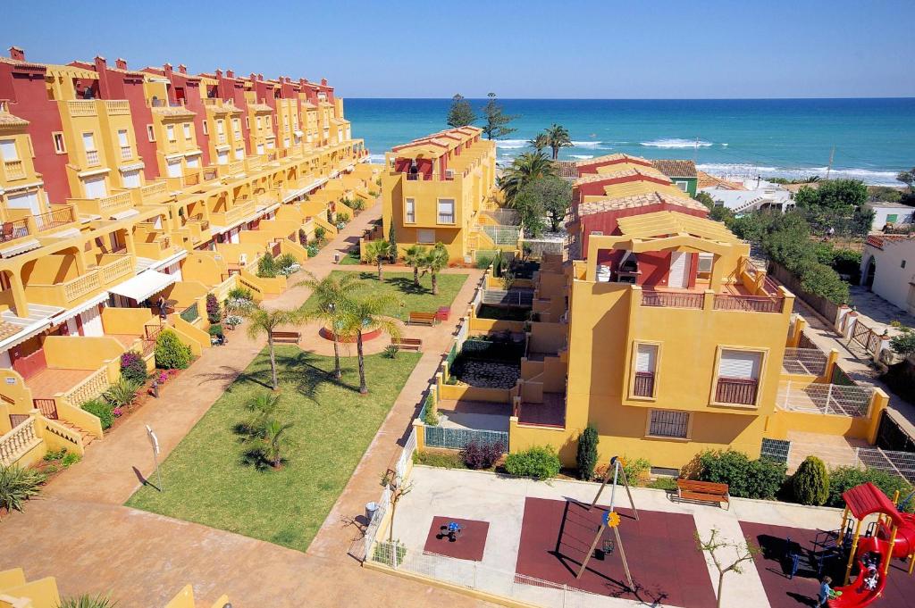 una vista aérea de una ciudad con edificios y el océano en Apartamento Belvedere - Deniasol, en Denia