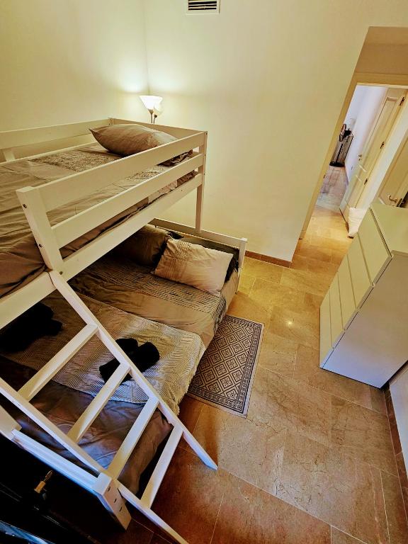 Postel nebo postele na pokoji v ubytování Duquesa 2 bed apt sleeps 6 overlooking pool with magnificent sea views