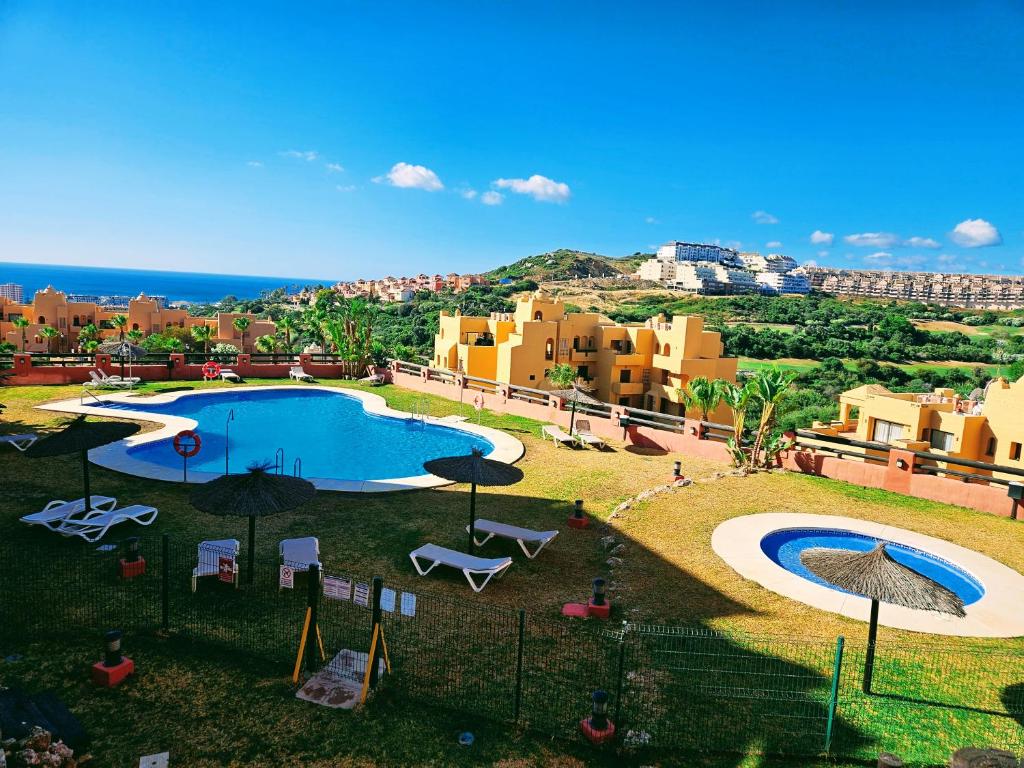 Bazén v ubytování Duquesa 2 bed apt sleeps 6 overlooking pool with magnificent sea views nebo v jeho okolí
