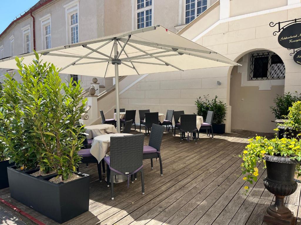 Patio alebo iná vonkajšia časť ubytovania Schlosshotel Mailberg