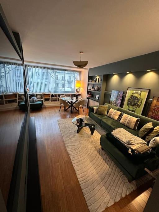 ブローニュ・ビヤンクールにあるTrès bel appartement 3P standing designのソファとテーブルのあるリビングルーム