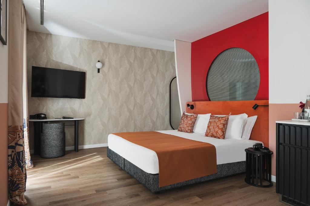 A bed or beds in a room at DuoMo Hotel