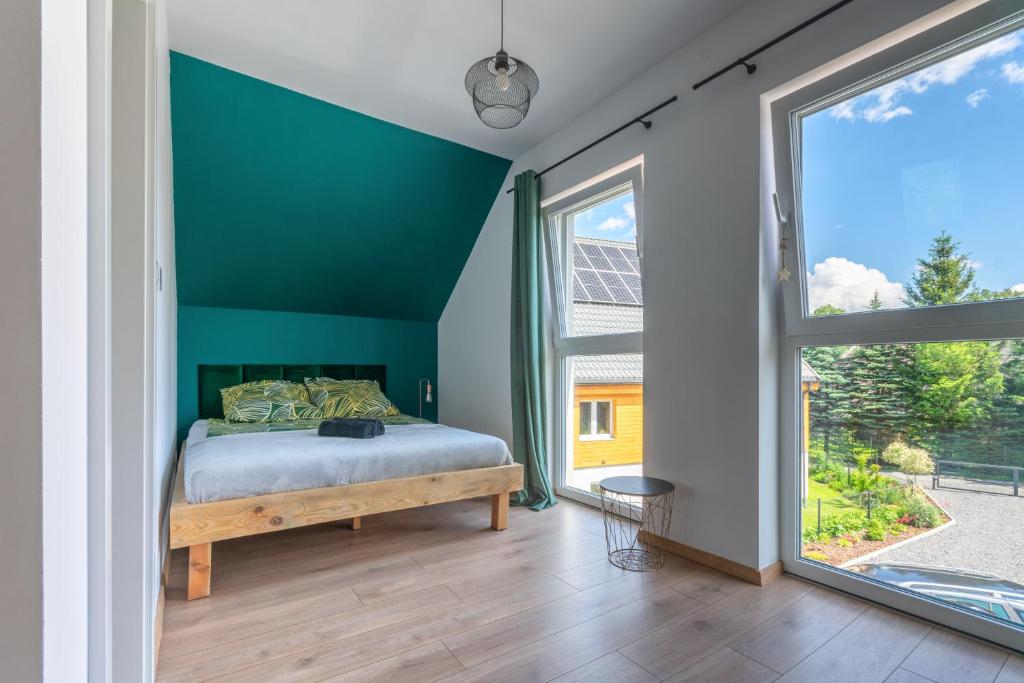 Ένα ή περισσότερα κρεβάτια σε δωμάτιο στο Osada Malawka pod Śnieżką