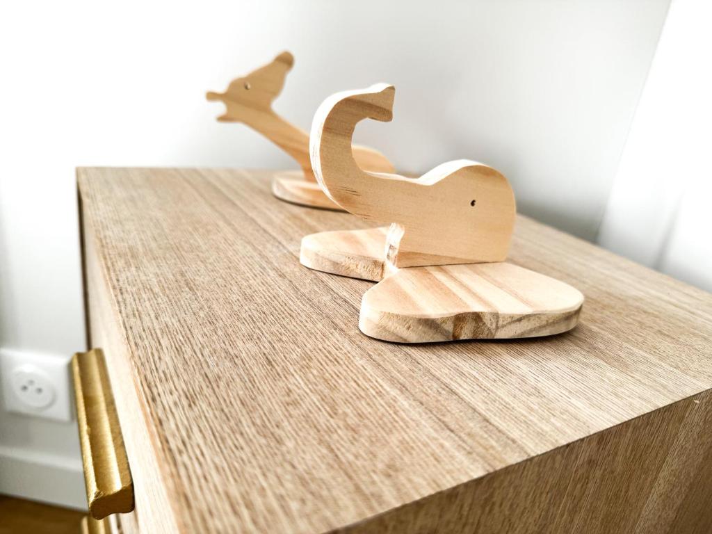 ein Paar Holztiere, die auf einer Theke sitzen in der Unterkunft Le Plaisance, Beuil Les Launes in Beuil