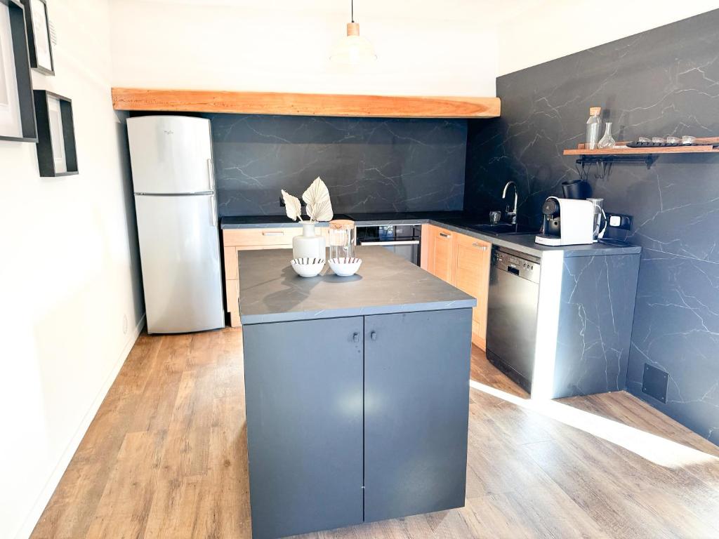 eine Küche mit Kühlschrank und Arbeitsplatte in der Unterkunft Le Plaisance, Beuil Les Launes in Beuil