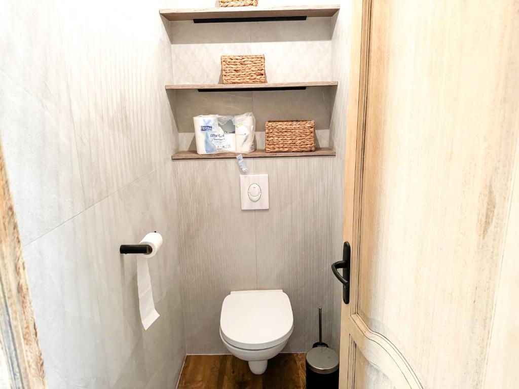 ein kleines Badezimmer mit einer weißen Toilette in einem Wohnwagen in der Unterkunft Le Plaisance, Beuil Les Launes in Beuil