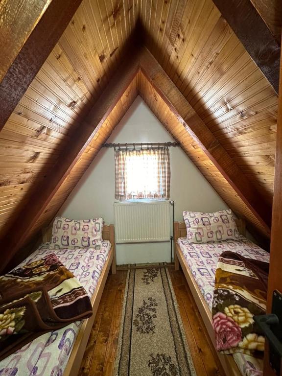Postel nebo postele na pokoji v ubytování Bungalows Krstajić