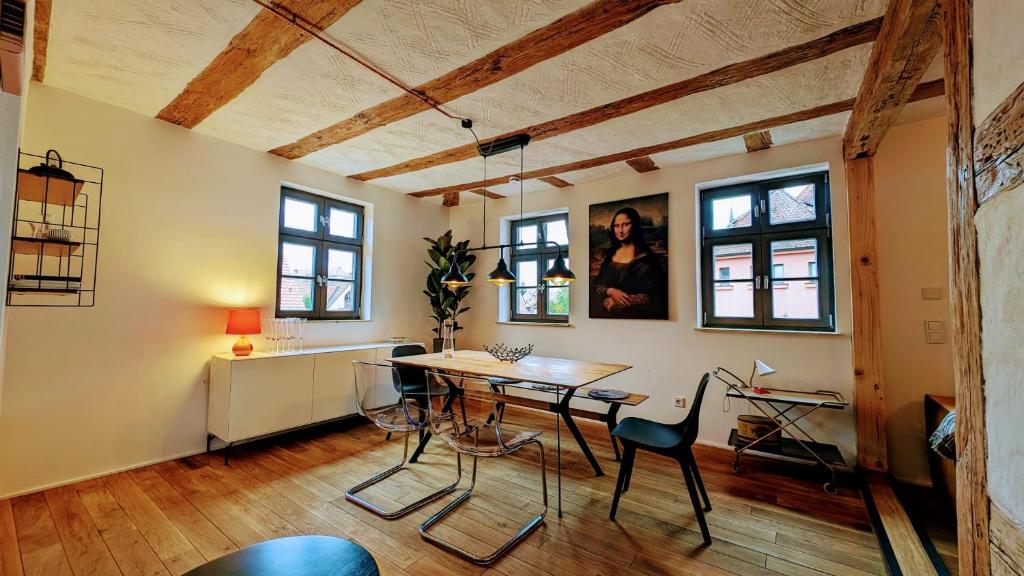 een eetkamer met een tafel en stoelen in een kamer bij Altes Zollhaus - Central - Lovely - Luxury - Maisonette Apartment in Schwabach