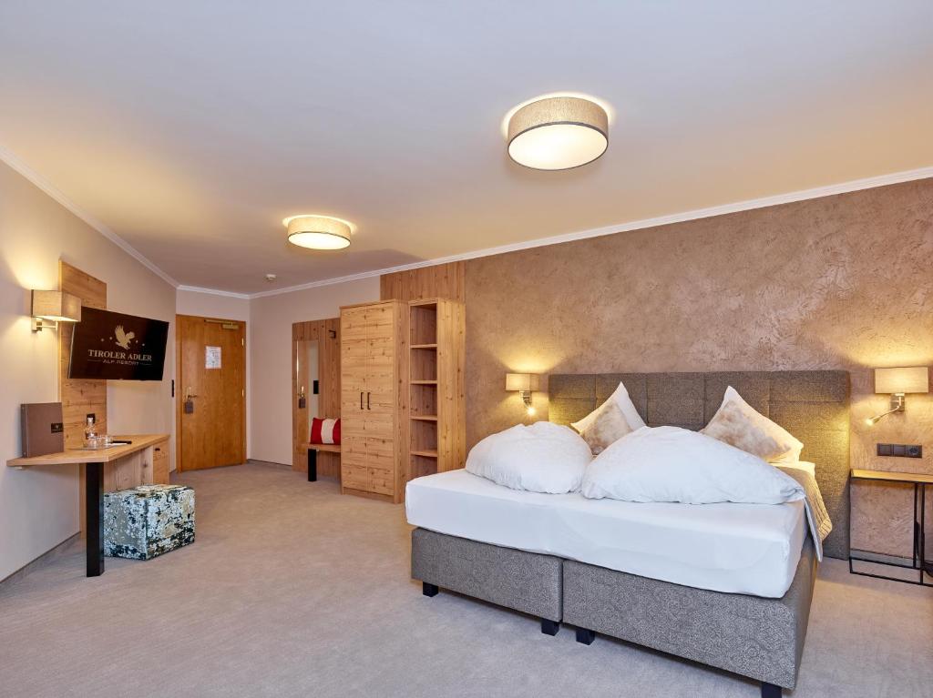 Posteľ alebo postele v izbe v ubytovaní Alp Resort Tiroler Adler