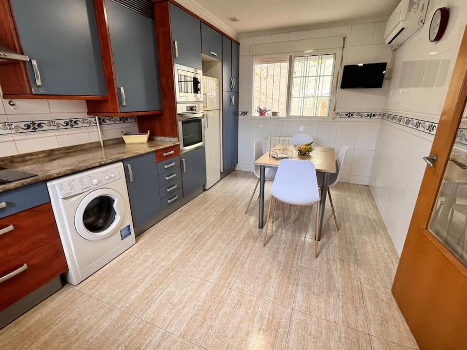 Kuchyň nebo kuchyňský kout v ubytování Alquilo chalet completo