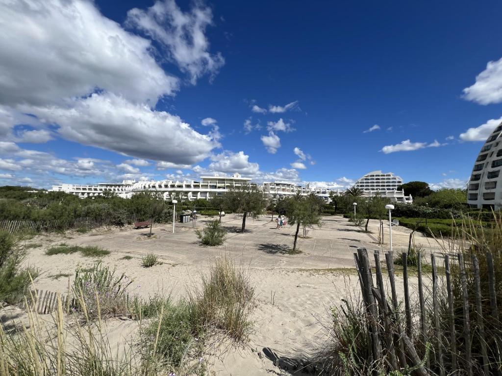 - une vue sur une plage avec des bâtiments en arrière-plan dans l'établissement Sol-y-Days, Résidence Thalassa en Première Ligne, à La Grande Motte
