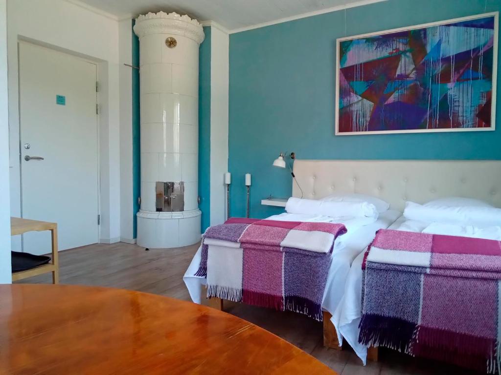 Postel nebo postele na pokoji v ubytování Eriksmåla Art Residence