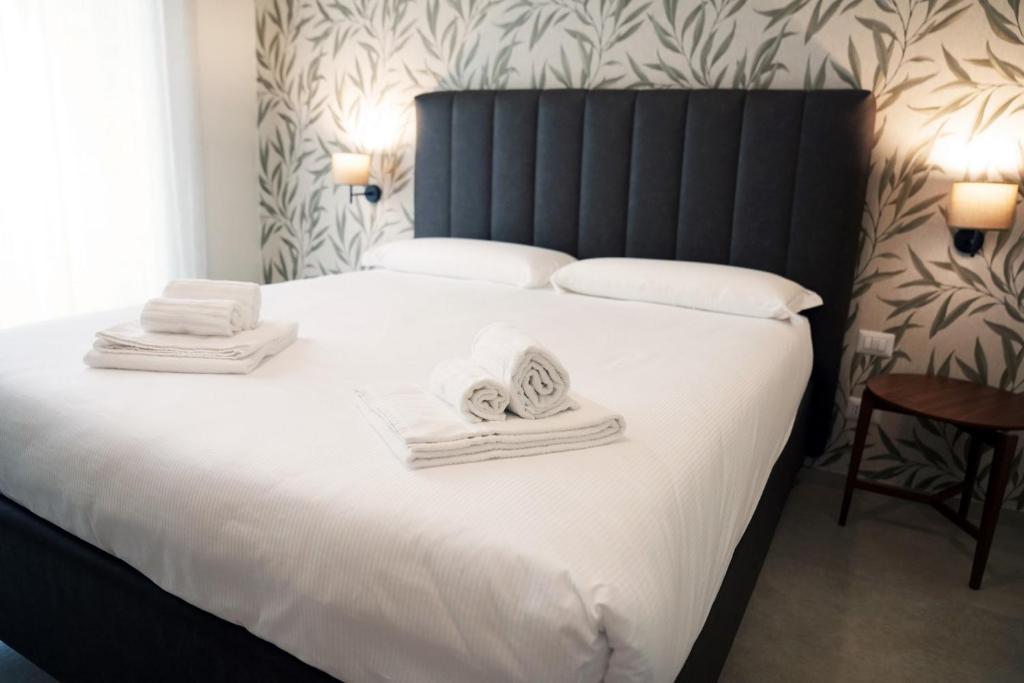 Postel nebo postele na pokoji v ubytování Annunziatella Suite & Rooms