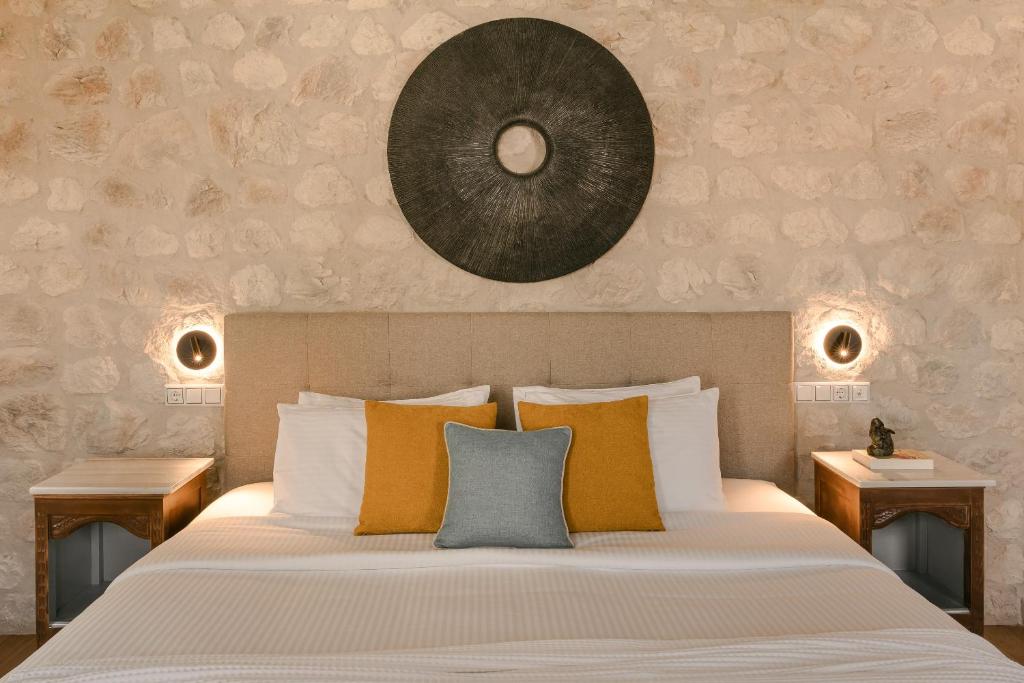Letto o letti in una camera di Hydroussa Hotel Hydra