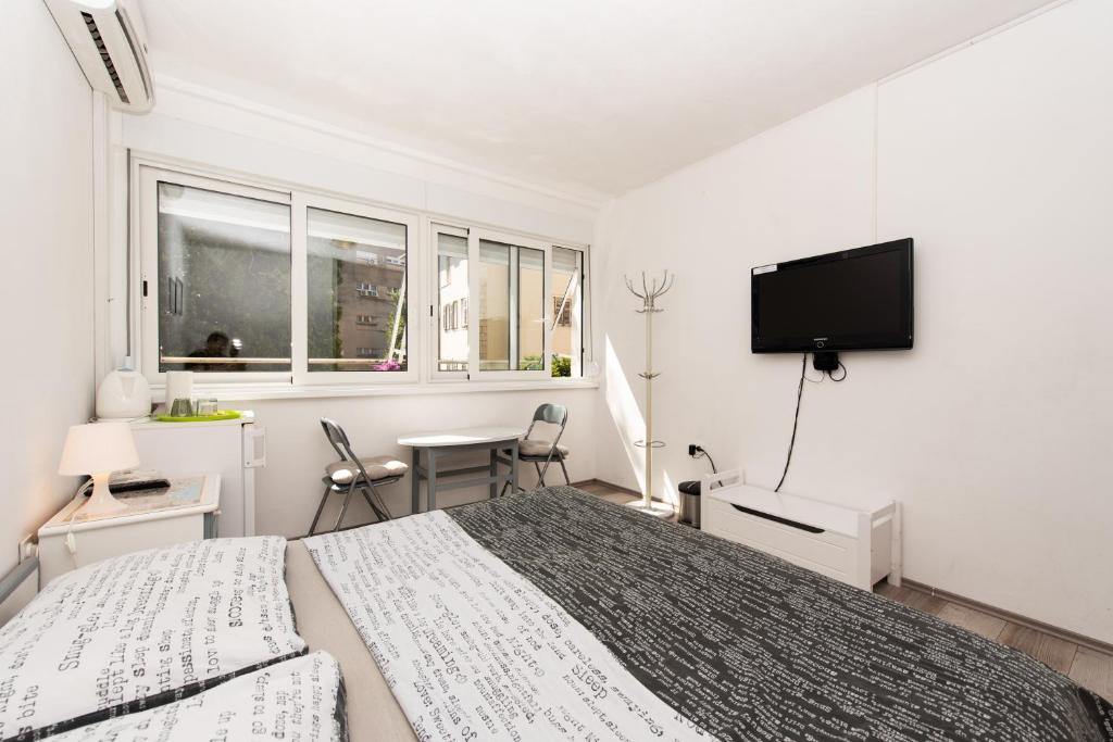 Televízia a/alebo spoločenská miestnosť v ubytovaní Laghanini Apartments